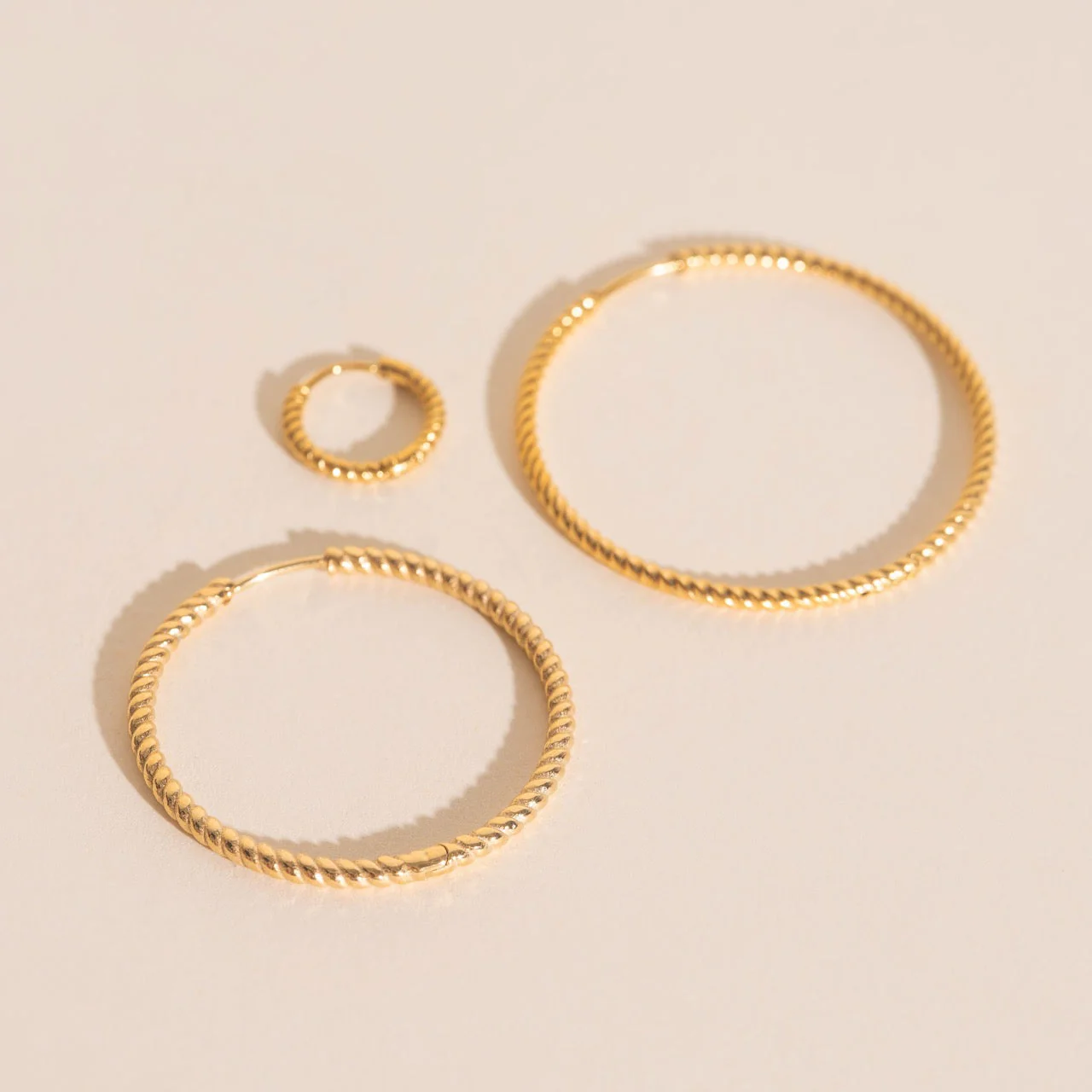 Lasso Rope Rounded Huggie Hoop Earrings - Image 10